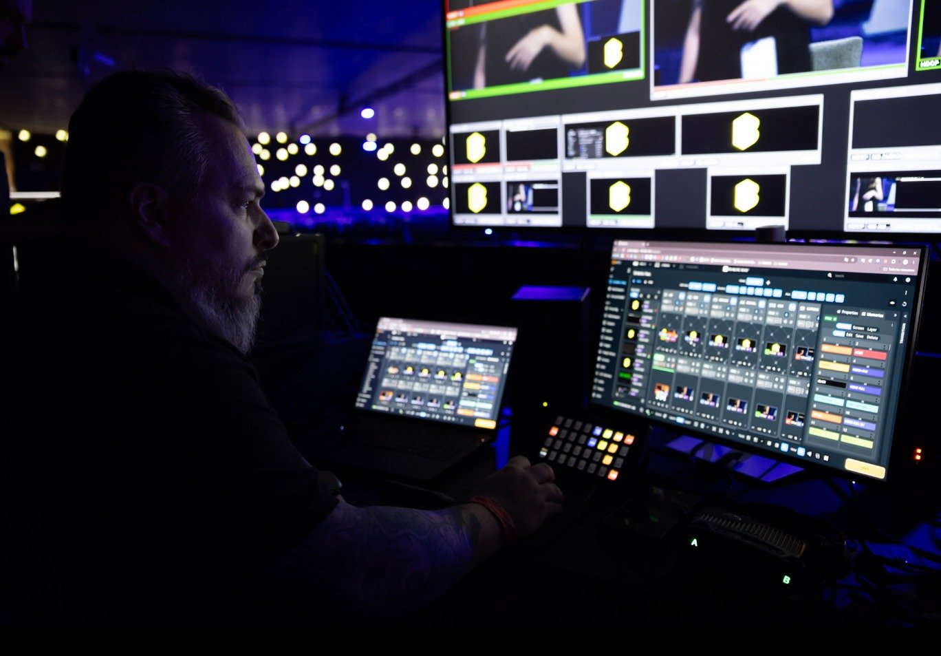 Técnico operando un procesador de vídeo en un evento en directo