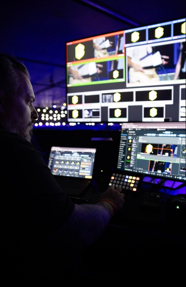 Operador de vídeo supervisando la cabina de control